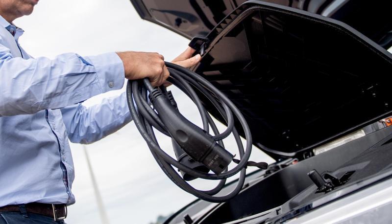 Zubehör an Bord? Wer mit einem E-Auto oder Plug-in-Hybrid zum Prüftermin vorfährt, muss auch das entsprechende Ladekabel dabei haben. Zubehör an Bord? Wer mit einem E-Auto oder Plug-in-Hybrid zum Prüftermin vorfährt, muss auch das entsprechende Ladekabel dabei haben.