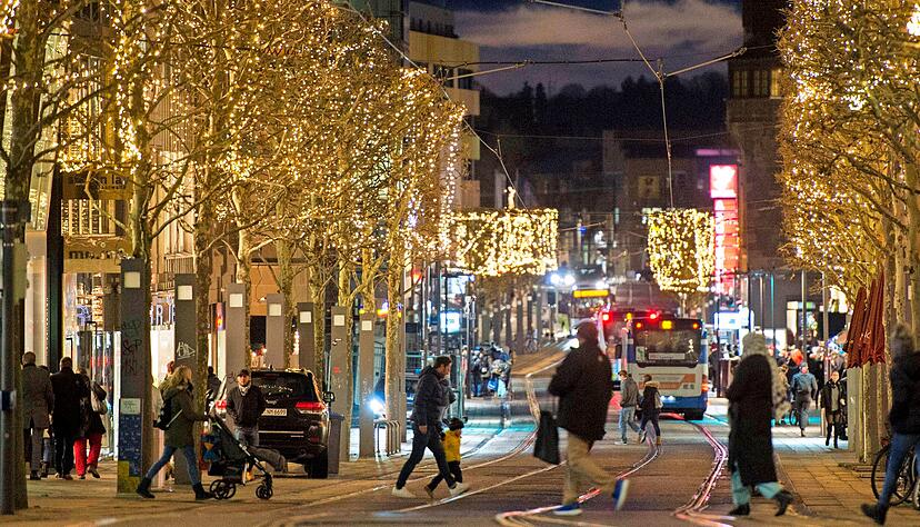 Seit Freitag leuchten wieder Lichterketten auf der Heilbronner Kaiserstraße. Gerade weil die Weihnachtsmärkte dieses Jahr wegen Corona abgeblasen wurden, wollen viele Städte im Heilbronner Land und in Hohenlohe ein besonderes adventliches Ambiente schaffen.
Foto: Mario Berger
