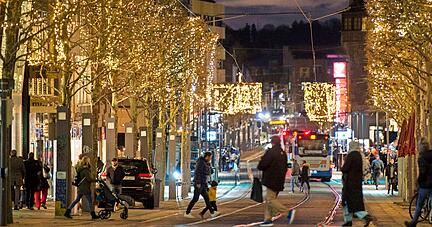 Seit Freitag leuchten wieder Lichterketten auf der Heilbronner Kaiserstraße. Gerade weil die Weihnachtsmärkte dieses Jahr wegen Corona abgeblasen wurden, wollen viele Städte im Heilbronner Land und in Hohenlohe ein besonderes adventliches Ambiente schaffen.
Foto: Mario Berger