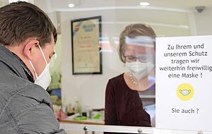 Bei Juwelier Müller werden die Kunden per Schild ums Masketragen gebeten. Pflicht herrscht aber auch hier keine.