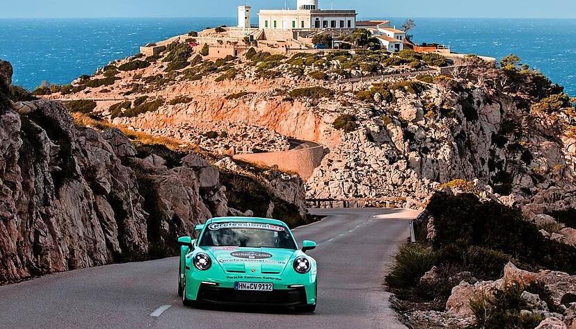 Von Mallorca auf den Wartberg: MCH-Mitglied Chris Vogler bietet am Sonntag mit seinem Porsche 911 GT3 Taxifahrten über den „Wolfszipfel“ an. Von Mallorca auf den Wartberg: MCH-Mitglied Chris Vogler bietet am Sonntag mit seinem Porsche 911 GT3 Taxifahrten über den „Wolfszipfel“ an.