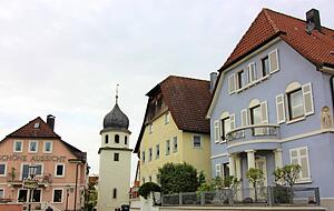 Schmucke Häuser thronen hier mit Blick auf den Neckar und das Wimpfener Tal. Von der ehemaligen katholischen Pfarrkirche steht heute nur noch der Wendelinusturm. Schmucke Häuser thronen hier mit Blick auf den Neckar und das Wimpfener Tal. Von der ehemaligen katholischen Pfarrkirche steht heute nur noch der Wendelinusturm.