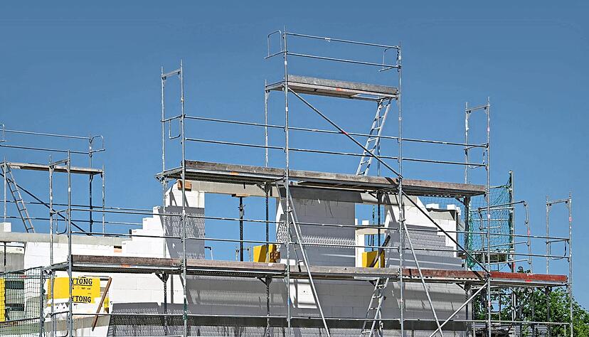 Bauherren m&uuml;ssen sich auf l&auml;ngere Wartezeiten und h&ouml;here Kosten einstellen. Foto: dpa