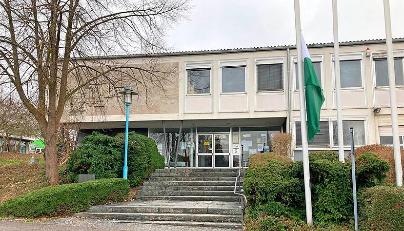 Nach einem Umbau sollen im alten Rathaus Flüchtlinge unterkommen. Die Verwaltung hat nun ein Integrationskonzept vorgestellt.
Foto: Archiv/Hofmann Nach einem Umbau sollen im alten Rathaus Flüchtlinge unterkommen. Die Verwaltung hat nun ein Integrationskonzept vorgestellt.
Foto: Archiv/Hofmann