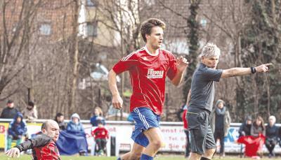 Frankenbachs Shkelzen Kabashi versucht F&uuml;rfelds Nicolas Volk mit einem Foul zu stoppen. Die G&auml;ste setzten sich auf dem Kunstrasen mit 3:1 durch.Foto: Andreas Veigel