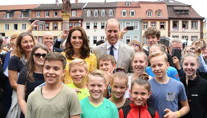 Der britische Prinz William und seine Frau Herzogin Kate in Heidelberg mit einer Gruppe Kinder. Foto: dpa