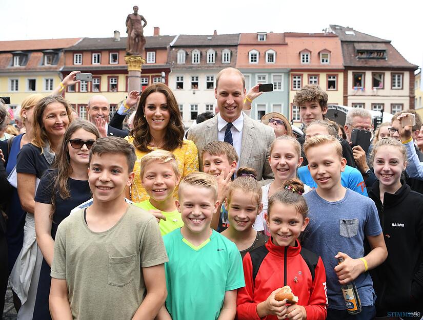 Der britische Prinz William und seine Frau Herzogin Kate in Heidelberg mit einer Gruppe Kinder. Foto: dpa
