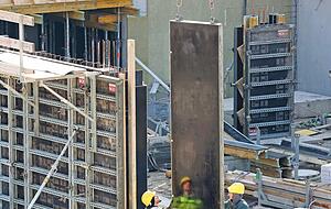 55 Arbeiter sind derzeit auf der Baustelle im Einsatz. Sie arbeiten auf drei Ebenen, auf denen das Quartier am Hang entsteht. 55 Arbeiter sind derzeit auf der Baustelle im Einsatz. Sie arbeiten auf drei Ebenen, auf denen das Quartier am Hang entsteht.