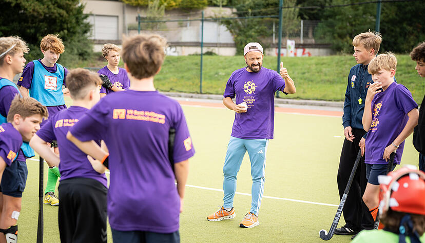 Auf dem Trainingsplatz mit den Heilbronner Jugendlichen: Deutschlands Hockey-Nachwuchs-Chef Valentin Altenburg.