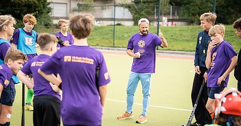 Auf dem Trainingsplatz mit den Heilbronner Jugendlichen: Deutschlands Hockey-Nachwuchs-Chef Valentin Altenburg.