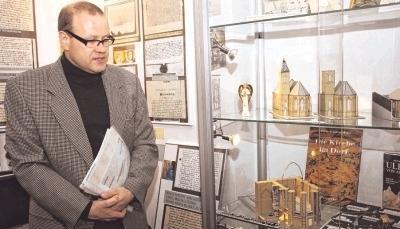 Claus Kohout lässt die Geschichte des Ortes Wüstenhausen und der Liebfrauenkirche im Heimatmuseum in Ilsfeld lebendig werden.Foto: Ute Knödler