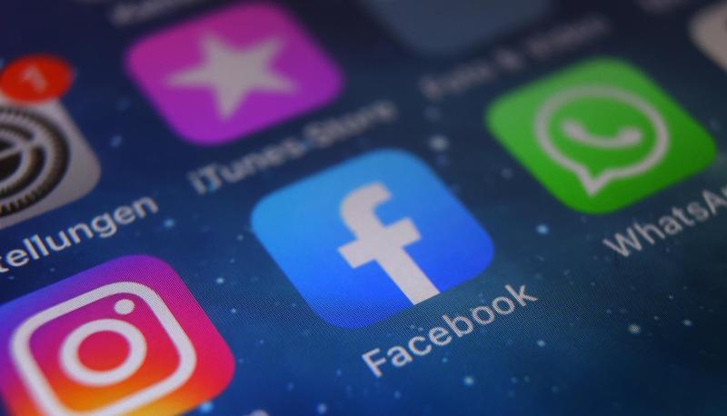 Auf dem Bildschirm eines Smartphones sind die Icons von Instagram, Facebook und WhatsApp zu sehen.