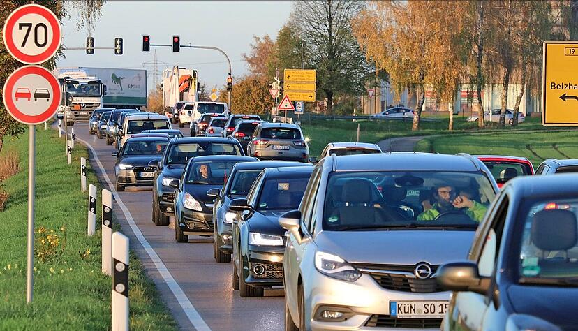 Verkehrsteilnehmer stehen bei der Belzhag-Kreuzung im Stau: Ein gewohntes Bild auf der B 19, immer &ouml;fter auch vor oder nach den &uuml;blichen Sto&szlig;zeiten.