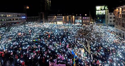 Der Markplatz bot am Dienstagabend nicht genug Platz für alle Demonstranten. Außer vor dem Rathaus standen die Menschen auch in der Kaiserstraße und auf dem Kiliansplatz.
Foto: Mario Berger