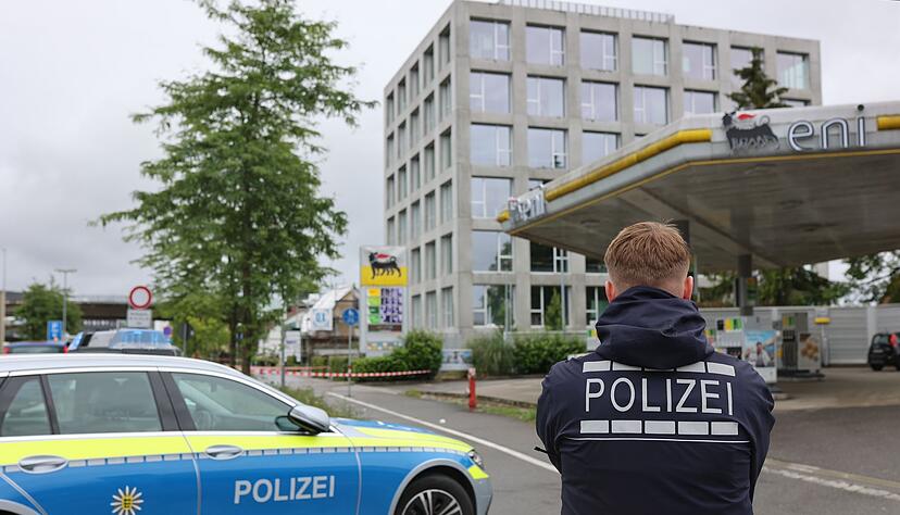 Die Polizei sichert Stunden später noch den Tatort. Die Polizei sichert Stunden später noch den Tatort.