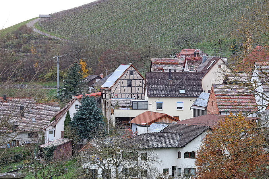 Viel war es nicht, was an Schnee vom Himmel kam. In Etzlenswenden sind die Häuserdächer weiß angezuckert.