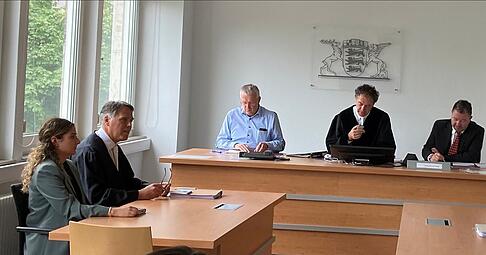 Richter Dr. Steffen Hrubesch (hinten, Mitte) bewegte im Berufungsprozess um einen gekündigten Außendienstmitarbeiter die Parteien zu einem Vergleich.