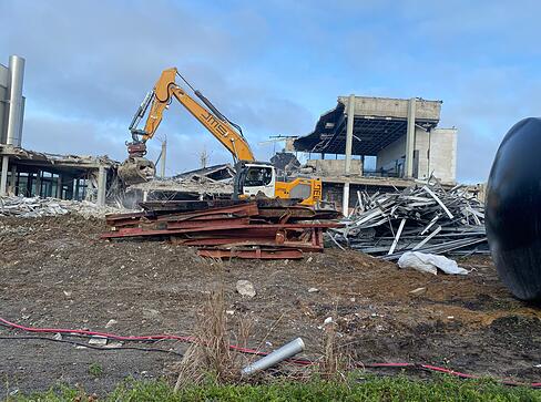 Bagger und Bauarbeiter tragen in Bad Rappenau Schritt für Schritt ein Stück Stadtgeschichte ab. Bagger und Bauarbeiter tragen in Bad Rappenau Schritt für Schritt ein Stück Stadtgeschichte ab.