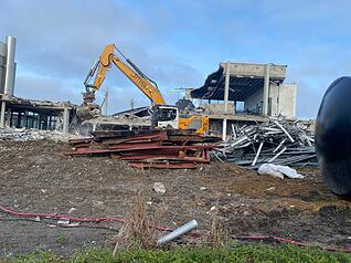 Bagger und Bauarbeiter tragen in Bad Rappenau Schritt f&uuml;r Schritt ein St&uuml;ck Stadtgeschichte ab.
