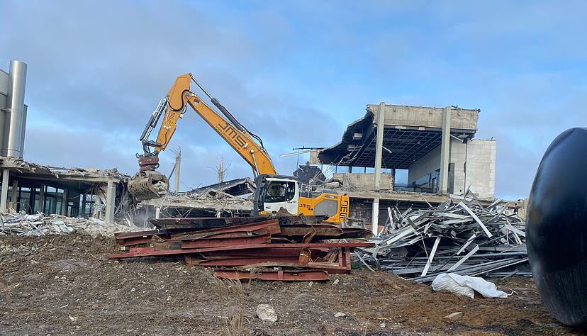 Bagger und Bauarbeiter tragen in Bad Rappenau Schritt f&uuml;r Schritt ein St&uuml;ck Stadtgeschichte ab.