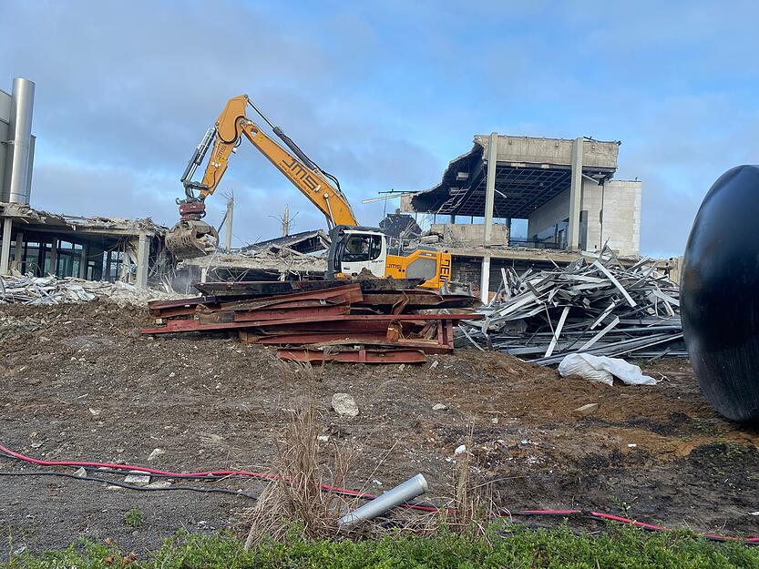 Bagger und Bauarbeiter tragen in Bad Rappenau Schritt f&uuml;r Schritt ein St&uuml;ck Stadtgeschichte ab.