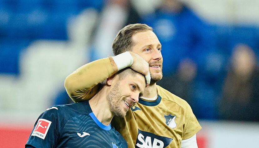 Dreifachtorsch&uuml;tze Andrej Kramaric (l) wird von Nationaltorwart Oliver Baumann begl&uuml;ckw&uuml;nscht.