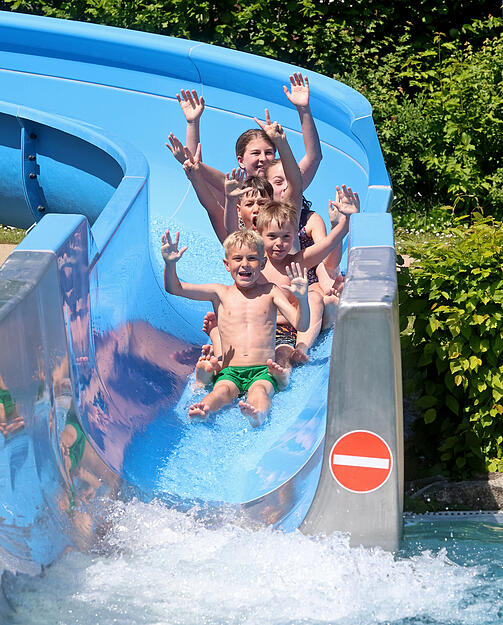 Sommerliches Maiwochenende: Die Menschen in der Region Heilbronn genießen die Sonne im Freibad