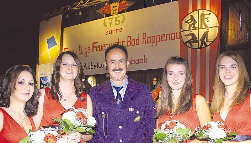 Grombachs Abteilungskommandant Lothar Fleck mit den Festdamen Berit Bauer, Jacqueline Dorsch, Maike Rademaker und Lena Schilling (von links) .
Fotos: Schneider