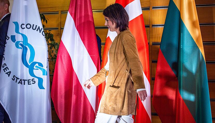 Annalena Baerbock verl&auml;sst nach dem Treffen des Ostseerats eine Pressekonferenz.