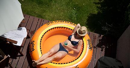 Bei hohen Sommertemperaturen ins kühle Nass - auch das hilft. Doch auch in Haus und Garten etwa kann man einiges tun, um damit gut umzugehen.