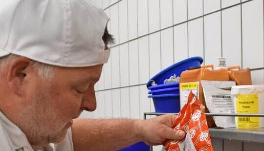 Sein Geheimrezept: Alex Schlipf mischt die Gewürze aufs zehntel Gramm genau. Sein Geheimrezept: Alex Schlipf mischt die Gewürze aufs zehntel Gramm genau.
