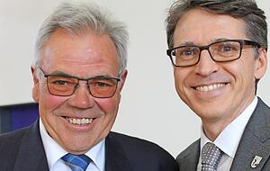 Die Überraschung ist gelungen: Erhard Schoch bekommt als Allererster die neu geschaffene Ehrennadel der Gemeinde von Bürgermeister Rainer Gräßle.
Foto: Sabine Friedrich Die Überraschung ist gelungen: Erhard Schoch bekommt als Allererster die neu geschaffene Ehrennadel der Gemeinde von Bürgermeister Rainer Gräßle.
Foto: Sabine Friedrich