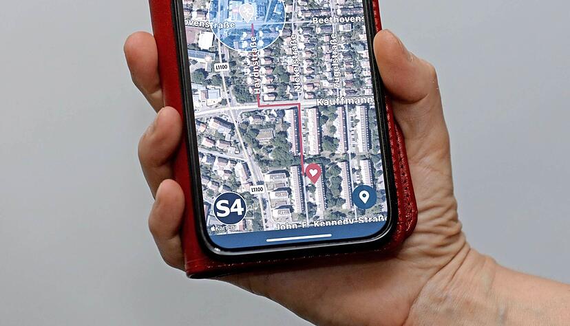 Digitaler Lotse: Der Ersthelfer ist als Läufer mit einem blauen Kreis markiert. Er gelangt auf der roten Route zum Patienten. Der ist als weißes Herz im roten Tropfen dargestellt.
Fotos: Ralf Seidel Digitaler Lotse: Der Ersthelfer ist als Läufer mit einem blauen Kreis markiert. Er gelangt auf der roten Route zum Patienten. Der ist als weißes Herz im roten Tropfen dargestellt.
Fotos: Ralf Seidel