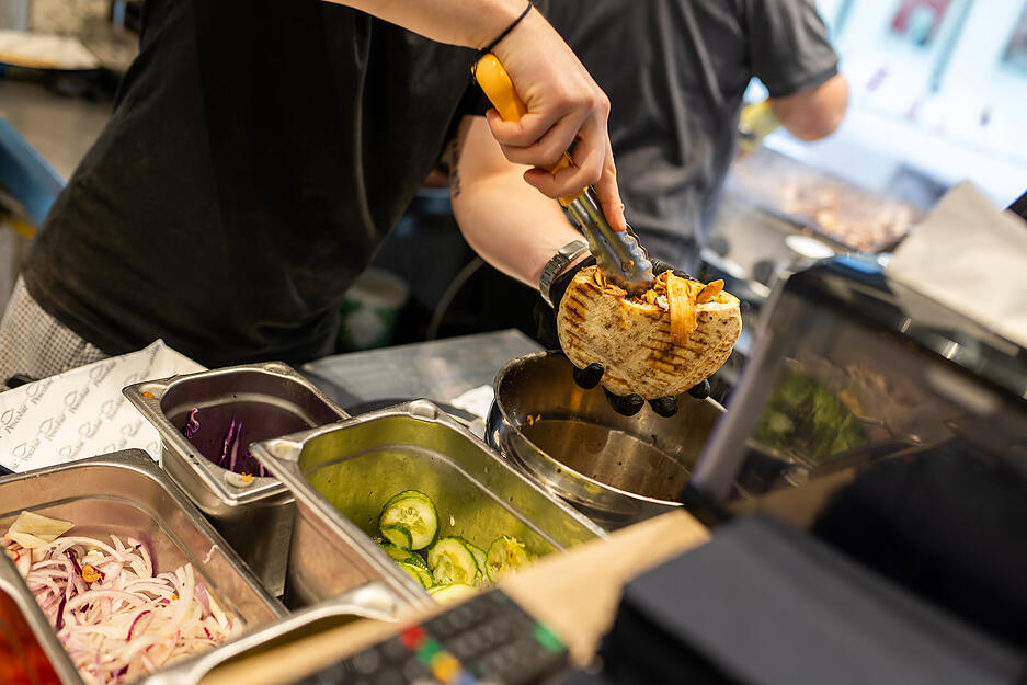 Nach der ersten Filiale in London hat ein rumänischer Meeresfrüchte-Anbieter nun seine zweite Filiale in Karlsruhe eröffnet. Nach der ersten Filiale in London hat ein rumänischer Meeresfrüchte-Anbieter nun seine zweite Filiale in Karlsruhe eröffnet.