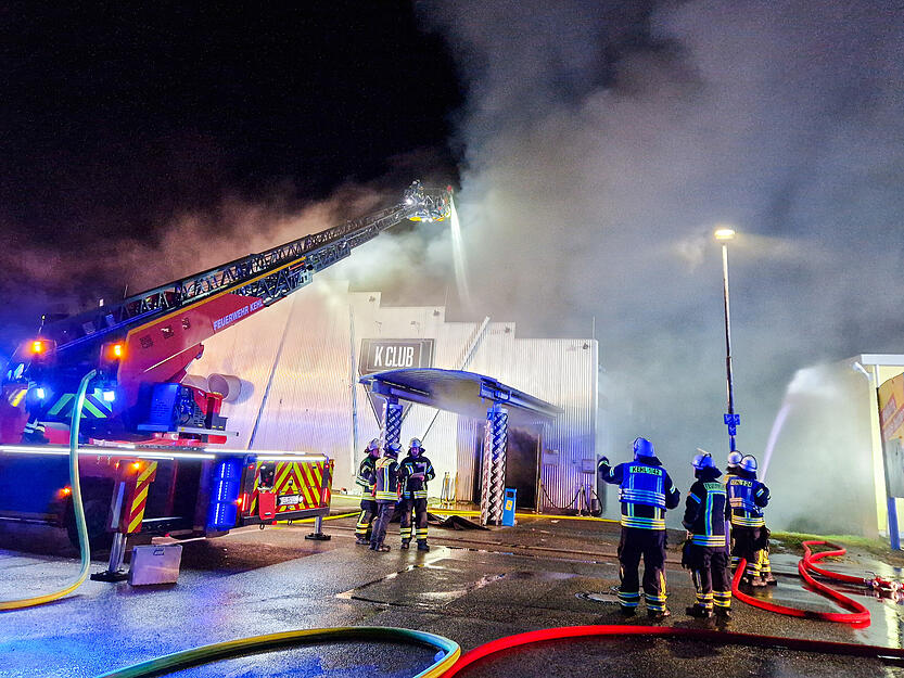 Über der Disco stand die Rauchsäule meterhoch. Über der Disco stand die Rauchsäule meterhoch.