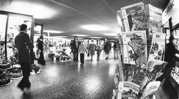 1974: Die Harmonie-Unterführung zeigt sich großstädtisch. Ein buntes und attraktives Einzelhandelsangebot lockt die Käufer in den Untergrund. 1974: Die Harmonie-Unterführung zeigt sich großstädtisch. Ein buntes und attraktives Einzelhandelsangebot lockt die Käufer in den Untergrund.