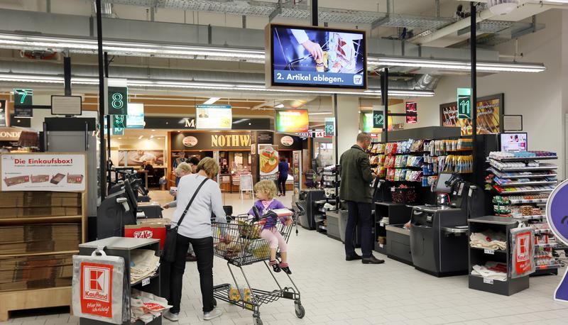Vieles ist bei Kaufland im Umbruch: Selbstbedienungskassen wie hier in Heilbronn sind nur ein Beispiel dafür. Fotos: Veigel, Kaufland