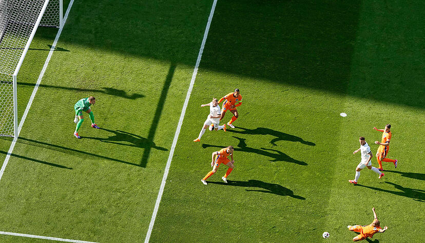 Das Torspektakel wurde durch ein Eigentor von Donyell Malen eingeleitet.