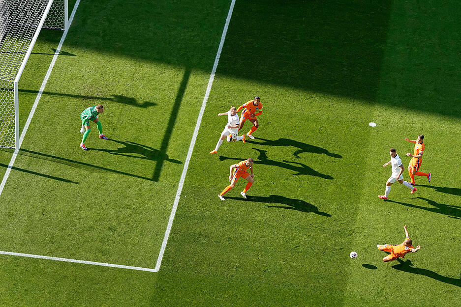 Das Torspektakel wurde durch ein Eigentor von Donyell Malen eingeleitet.