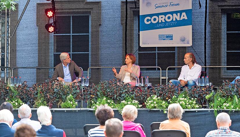Wie geht es weiter in den Krankenhäusern und Praxen? Das diskutierte Uwe Ralf Heer (Zweiter von links) beim Corona-Forum mit Thomas Weber, Maria Martin, Martin Uellner und Arne Gailing (v. links). Foto: Mario Berger Wie geht es weiter in den Krankenhäusern und Praxen? Das diskutierte Uwe Ralf Heer (Zweiter von links) beim Corona-Forum mit Thomas Weber, Maria Martin, Martin Uellner und Arne Gailing (v. links). Foto: Mario Berger