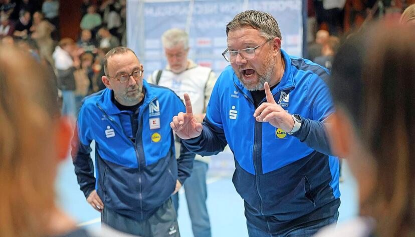 Trainer Thomas Zeitz (rechts) zeigt es an: Zwei Punkte sind f&uuml;r seine Mannschaft und Co-Trainer Gernot Drossel (links) am Samstag gegen Bayer 04 Pflicht.