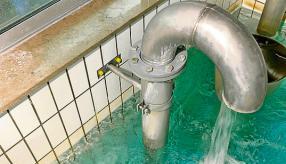 Im Wasserbehälter kommt Wasser vom Quellzulauf Massenbachhausen an.