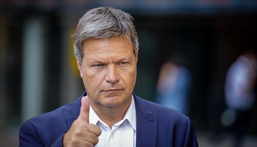 Bundeswirtschaftsminister Robert Habeck wirbt bei einer Pressekonferenz zur Kampagne «80 Millionen gemeinsam für Energiewechsel» fürs Energiesparen. Bundeswirtschaftsminister Robert Habeck wirbt bei einer Pressekonferenz zur Kampagne «80 Millionen gemeinsam für Energiewechsel» fürs Energiesparen.