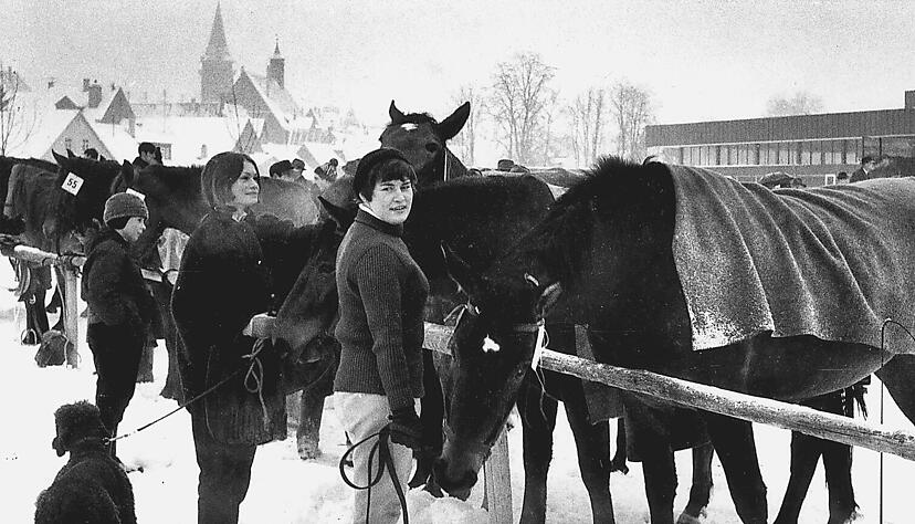 Die historischen Fotos vom Pferdemarkt zeigen, dass die Pferdebesitzer ihre Vierbeiner immer schon schön herausgeputzt haben für ihre Vorführung im Ring. Die historischen Fotos vom Pferdemarkt zeigen, dass die Pferdebesitzer ihre Vierbeiner immer schon schön herausgeputzt haben für ihre Vorführung im Ring.