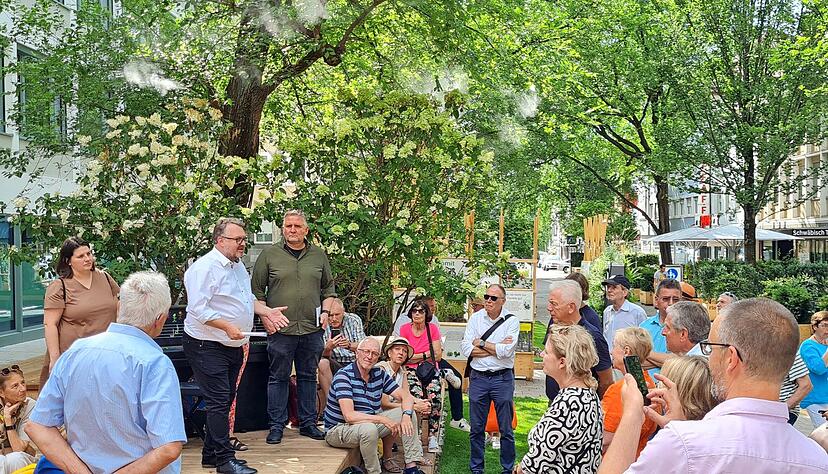 Beim Baustellenrundgang hat sich der Gemeinderat auch einen Eindruck von den Sommerzonen in der Innenstadt verschafft. Beim Baustellenrundgang hat sich der Gemeinderat auch einen Eindruck von den Sommerzonen in der Innenstadt verschafft.
