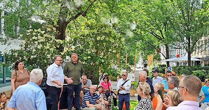 Beim Baustellenrundgang hat sich der Gemeinderat auch einen Eindruck von den Sommerzonen in der Innenstadt verschafft.
Foto: Wolfgang Müller Beim Baustellenrundgang hat sich der Gemeinderat auch einen Eindruck von den Sommerzonen in der Innenstadt verschafft.
Foto: Wolfgang Müller