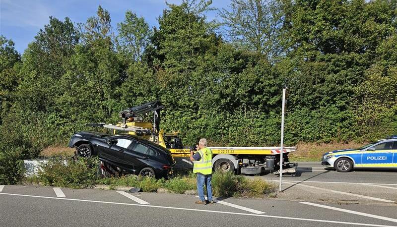 Auf der B27 bei Bad Friedrichshall ist es am Sonntag zu einem Autounfall gekommen.