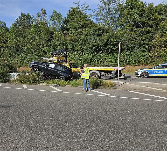 Auf der B27 bei Bad Friedrichshall ist es am Sonntag zu einem Autounfall gekommen.
