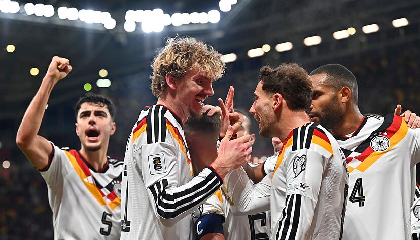 Nick Woltemade (2. v.l.) bejubelt den nächsten Treffer mit seinen Kollegen.