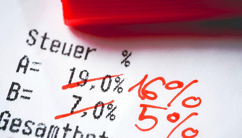 Ab dem 1. Juli bis 31. Dezember sinkt die Mehrwertsteuer. Viele H&auml;ndler geben die Senkung an die Kunden weiter. Vor allem der Lebensmittelhandel wirbt massiv mit der Reduzierung von sieben auf f&uuml;nf Prozent.
Foto: imago images / Christian Ohde